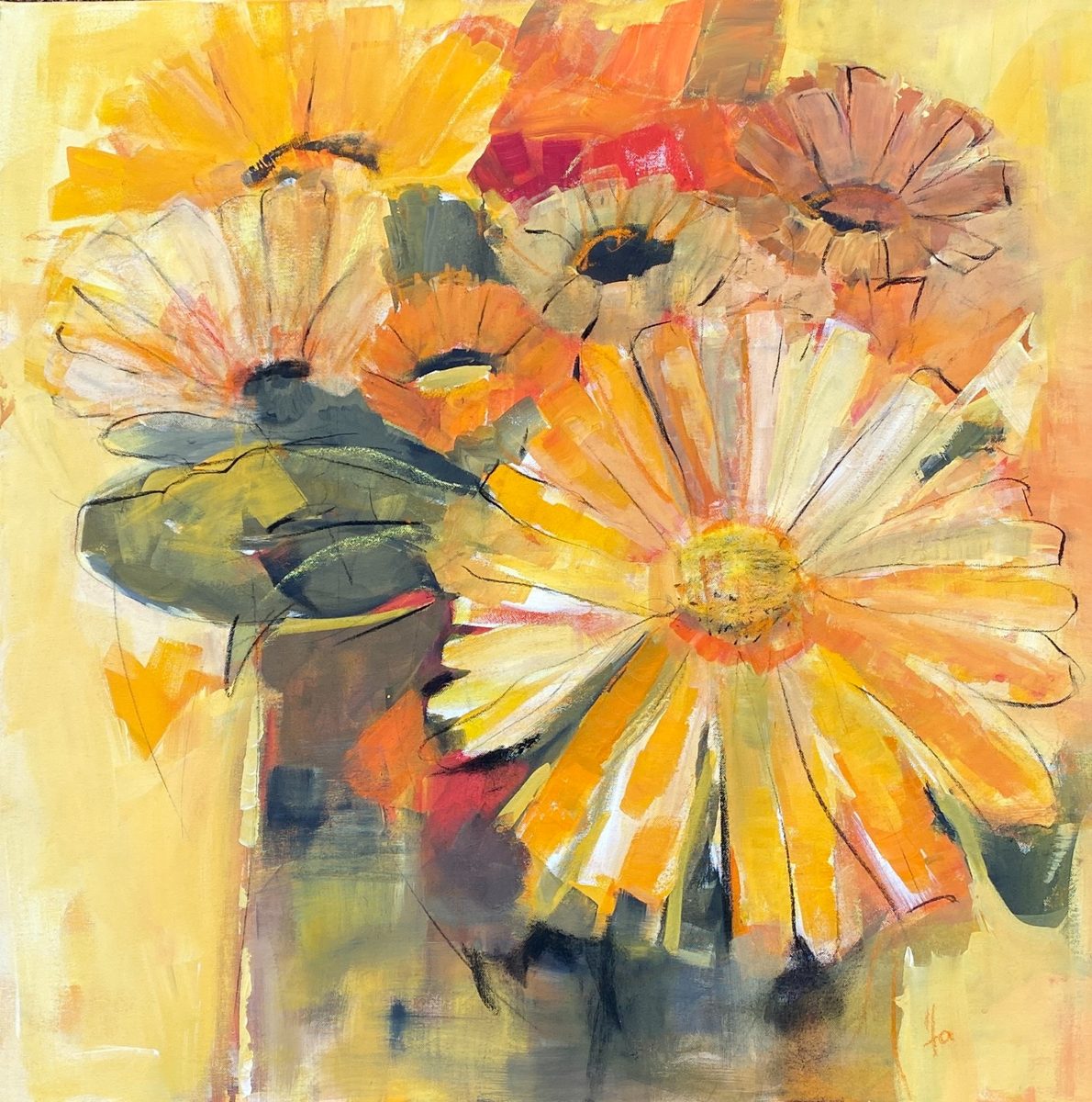 Gelbe und orange Gerbera-Blüten in einer Vase vor gelbem Grund